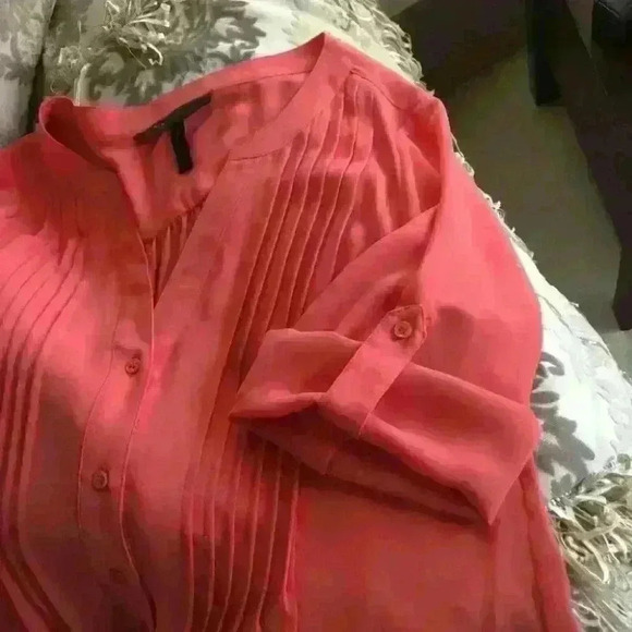 BCBG  MaxAzria Blouse Coral Semi Sheer Roll Up Sleeves Micropleated Medium EUC - Picture 4 of 9